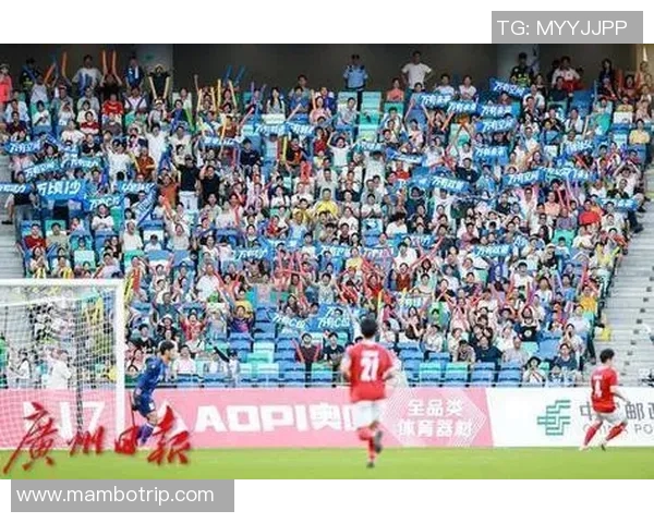 武汉足球明星见面会盛大举行球迷欢聚一堂共庆足球盛事