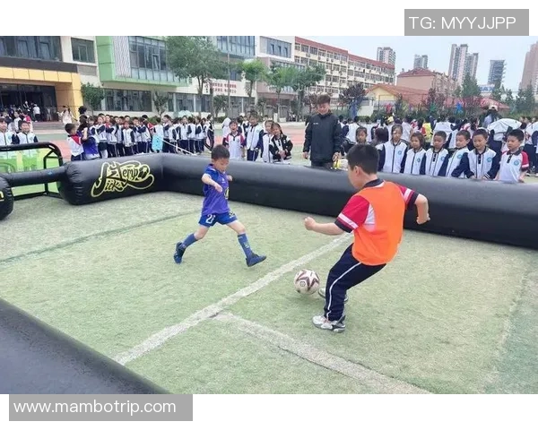 小孩儿与足球明星的奇妙邂逅梦想与激情交织的瞬间